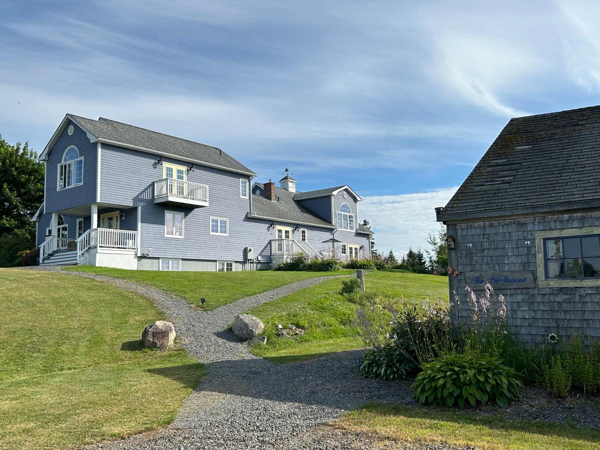 Tides Inn Guest Suites Halls Harbour Экстерьер фото