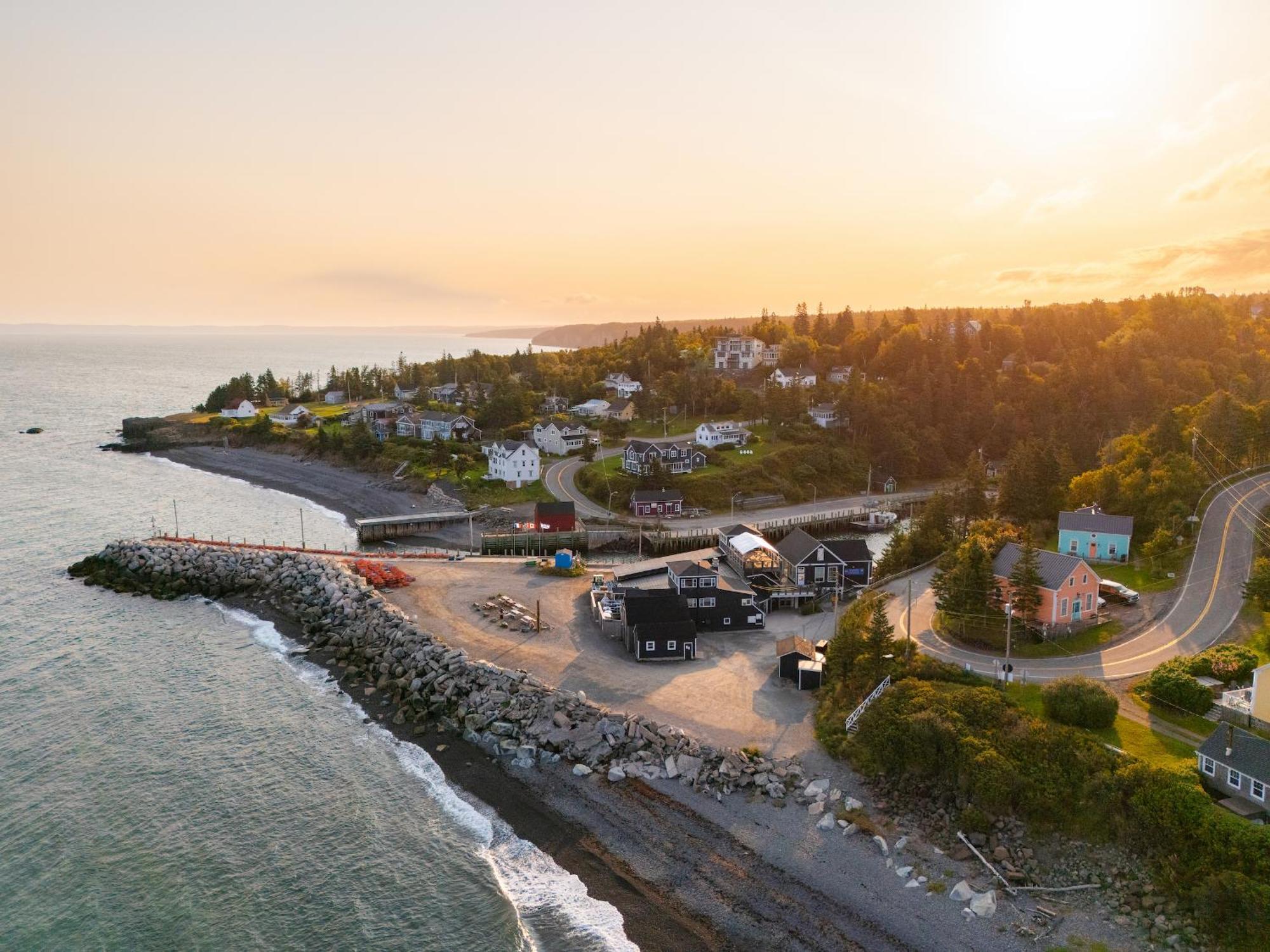 Tides Inn Guest Suites Halls Harbour Экстерьер фото
