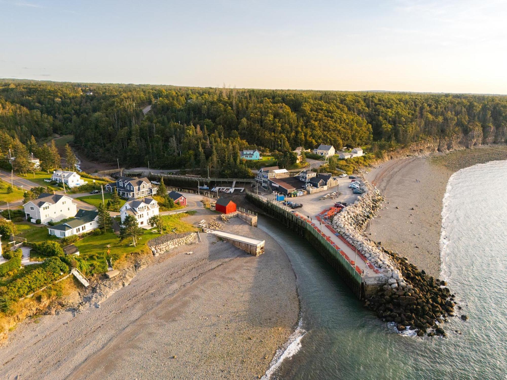 Tides Inn Guest Suites Halls Harbour Экстерьер фото