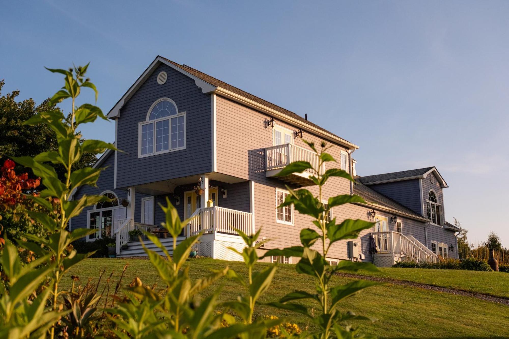 Tides Inn Guest Suites Halls Harbour Экстерьер фото